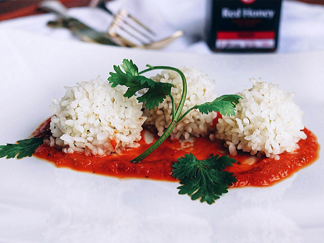 Gedämpfte Red Honey Hähnchen-Bällchen im Milchreismantel